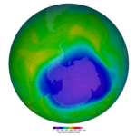 Nad Antarktidou se zmítá neobvykle mohutná ozónová díra